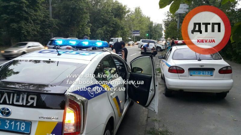У Києві Mercedes протаранив позашляховик із жінкою-водієм