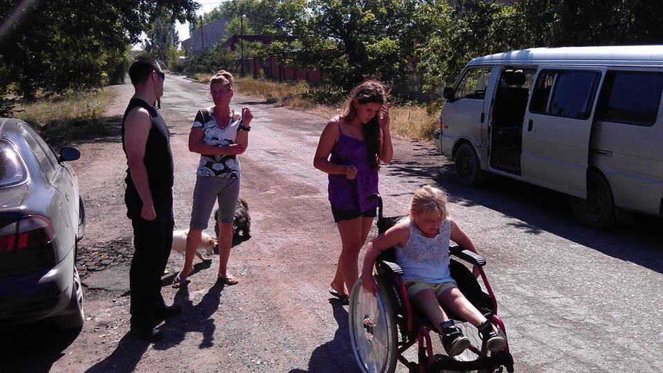 Под Широкино "Мариупольская сотня" подарила девочке инвалидную коляску: фотофакт