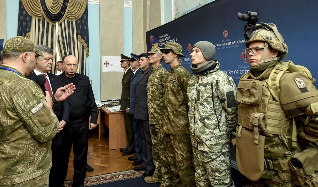 Порошенку показали нову форму українських військових: фоторепортаж