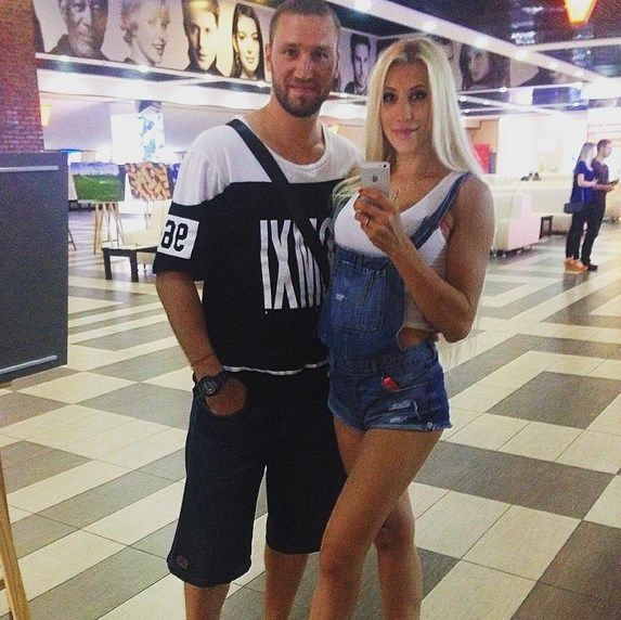 Жена украинского баскетболиста похвасталась жаркими фото в бикини