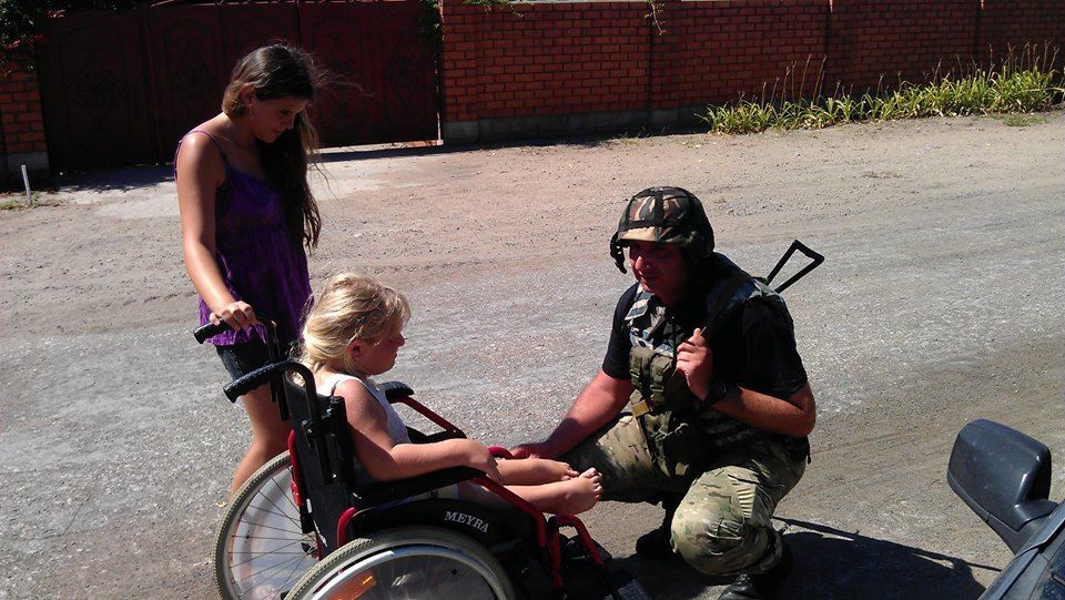 Под Широкино "Мариупольская сотня" подарила девочке инвалидную коляску: фотофакт