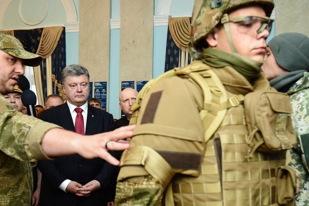 Порошенку показали нову форму українських військових: фоторепортаж