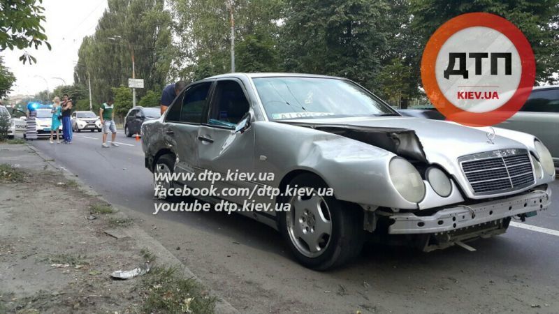 В Киеве Mercedes протаранил внедорожник с женщиной-водителем