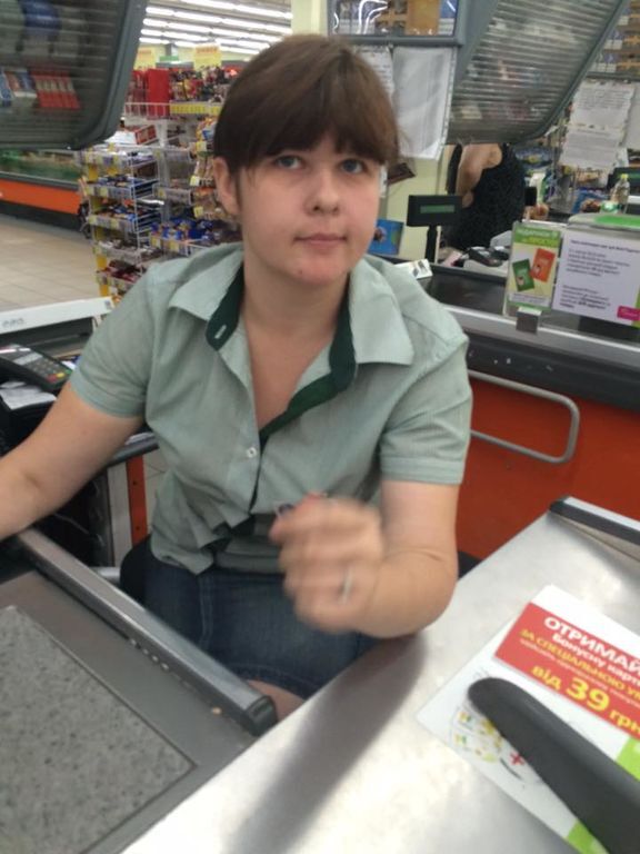 В киевском супермаркете покупатели засекли хитрого кассира: фото