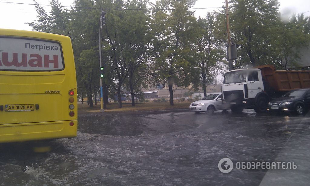 Через зливу вулиці Києва перетворилися на "озера": опубліковано фото