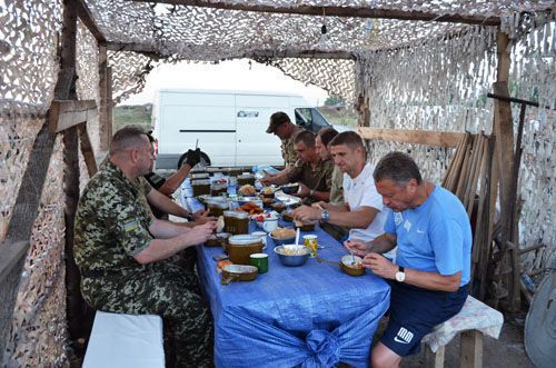 Двоє гравців "Дніпра" відвідали блокпости АТО: фото патріотів