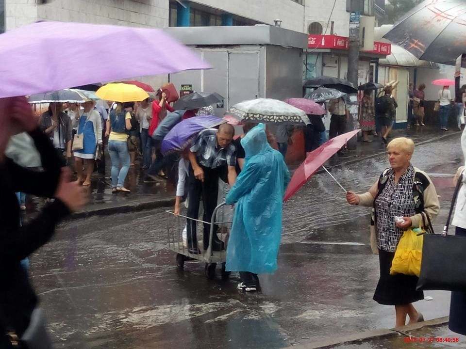 У Києві пішоходи "перепливали" через залиту дощем вулицю на візку: фотофакт