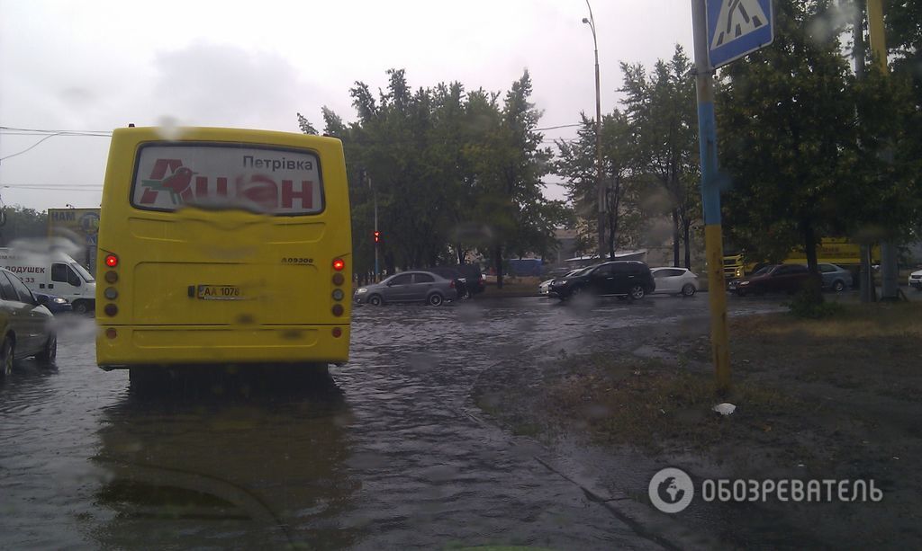 Через зливу вулиці Києва перетворилися на "озера": опубліковано фото