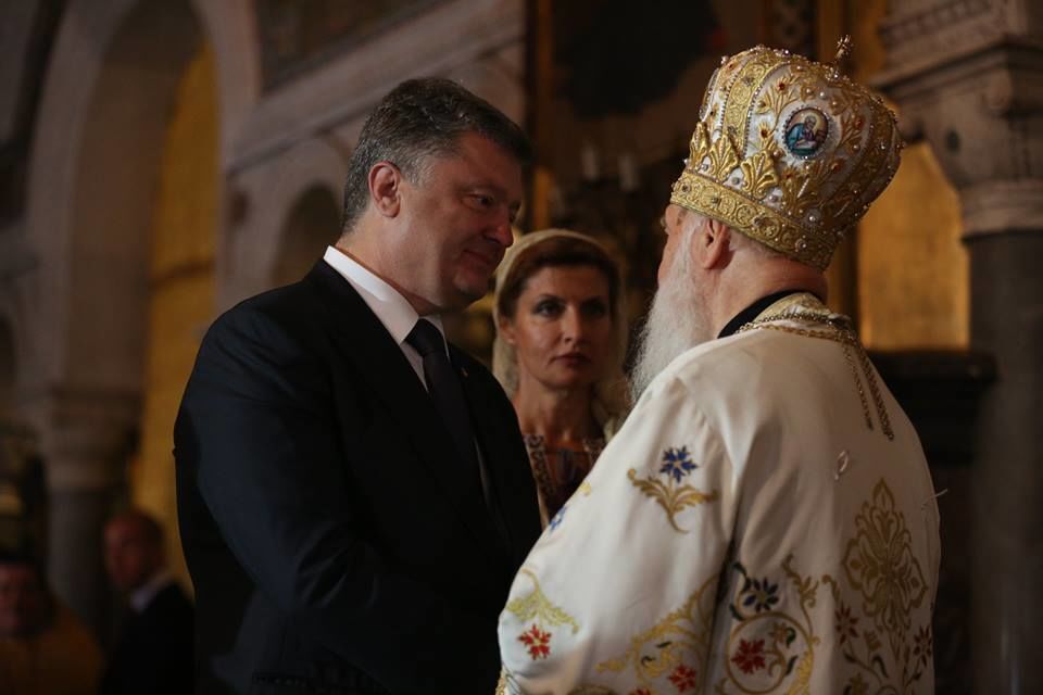 Порошенко с женой посетил литургию во Владимирском соборе: фотофакт