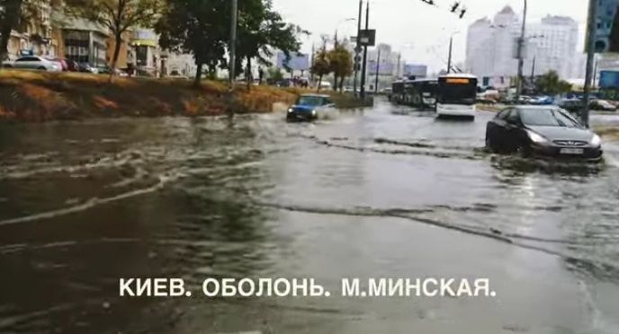 В Киеве ливень затопил улицу, остановился транспорт: видеофакт