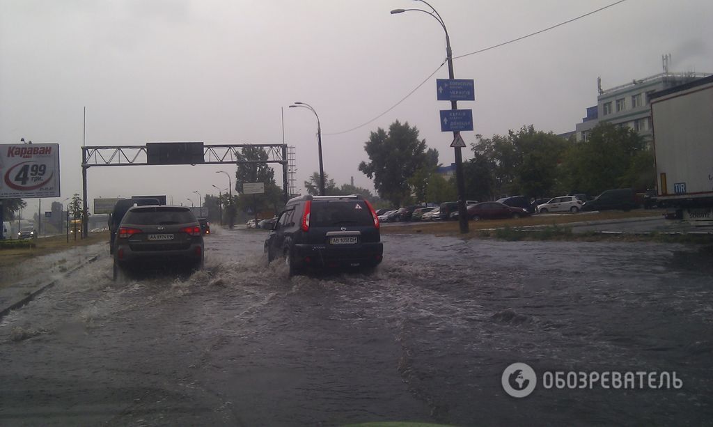 Последствия ливня в Киеве: озера на улицах и масштабные пробки