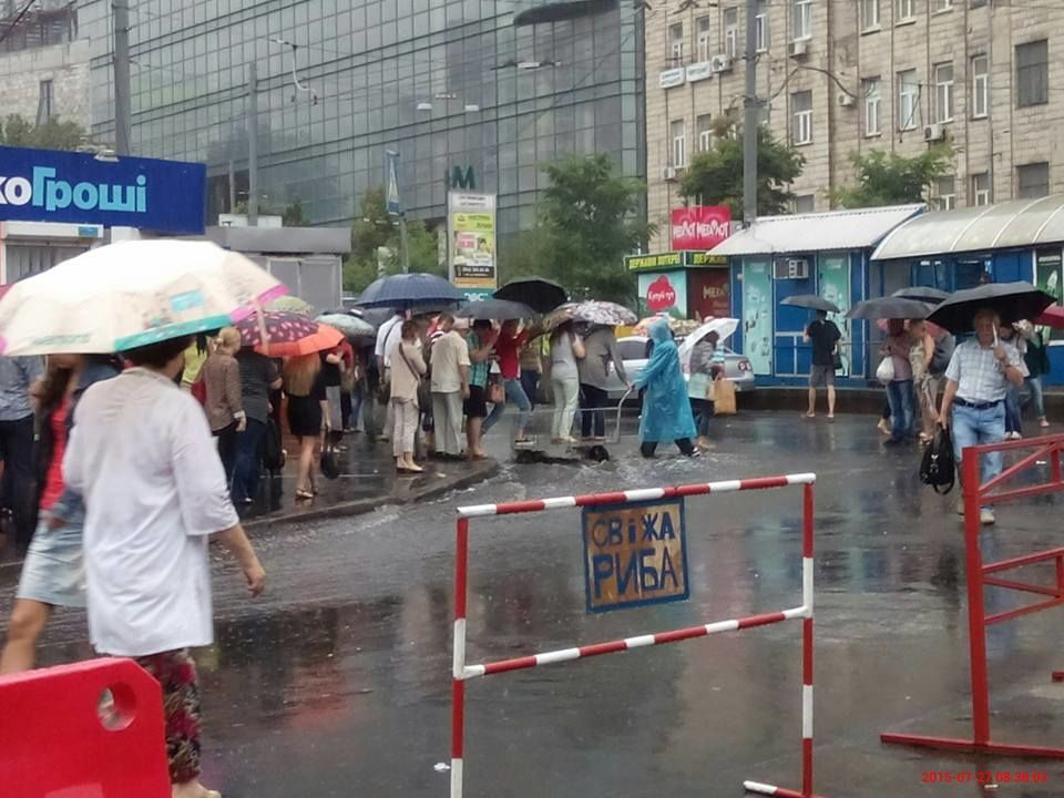 В Киеве пешеходы "переплывали" залитую дождем улицу на тележке: фотофакт