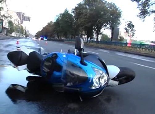 В Киеве мотоциклисты устроили на проспекте гонки и попали в ДТП