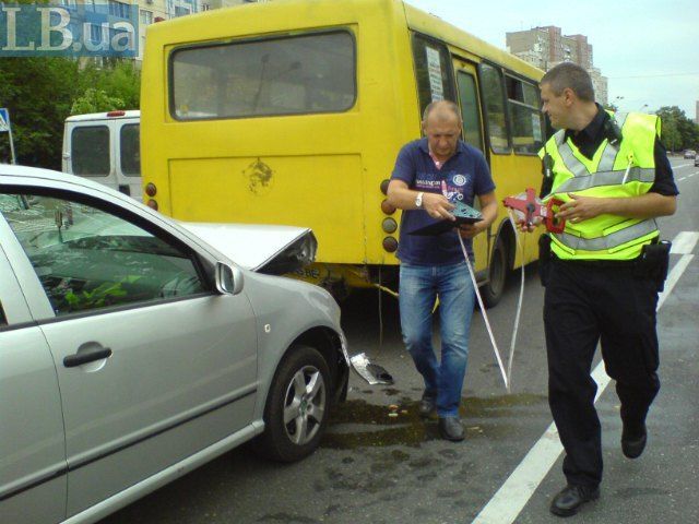 У Києві п'яний водій протаранив маршрутку: опубліковані фото