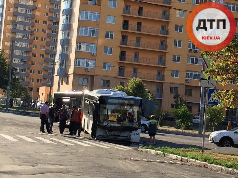 У Києві автобус із пасажирами потрапив у провалля: фотофакт