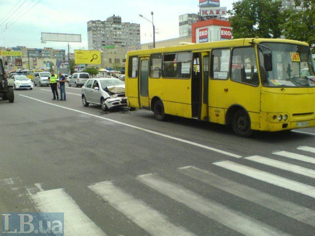 У Києві п'яний водій протаранив маршрутку: опубліковані фото