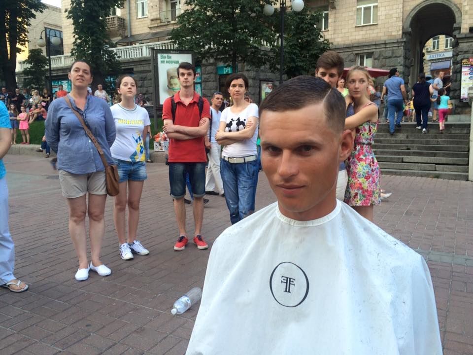 У Києві перукар вийшов на Хрещатик стригти безпритульних