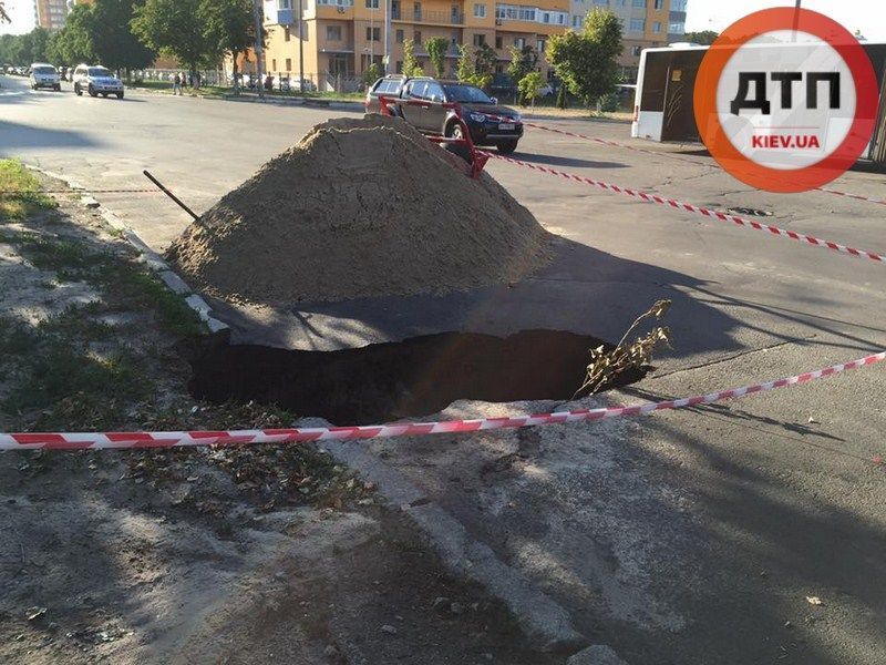 В Киеве автобус с пассажирами угодил в провал: фотофакт