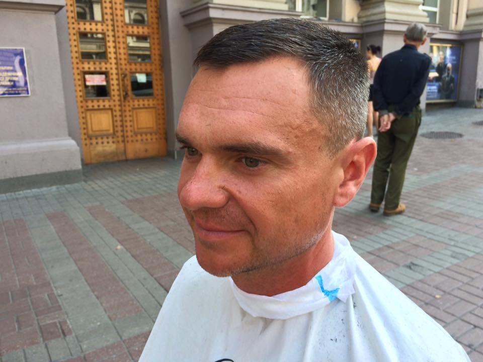 У Києві перукар вийшов на Хрещатик стригти безпритульних