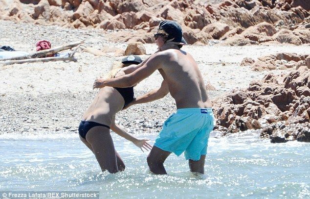 42-летняя Хайди Клум развлекалась на пляже с 29-летним любовником