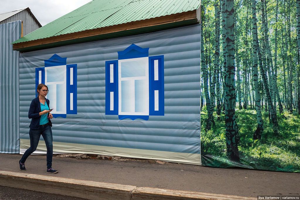 Как в России готовились к саммиту БРИКС: баннеры вместо ремонта и закатанная в асфальт трава