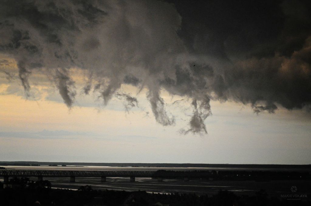 "Судный день!". Сеть взорвали апокалиптические облака в Черкассах: фоторепортаж