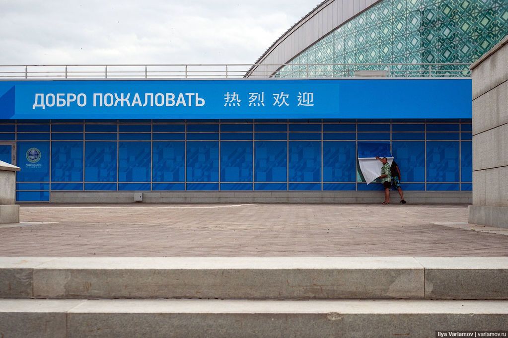 Как в России готовились к саммиту БРИКС: баннеры вместо ремонта и закатанная в асфальт трава