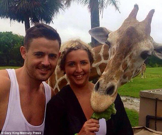 Ирландские туристы взорвали сеть селфи с улыбающимся жирафом