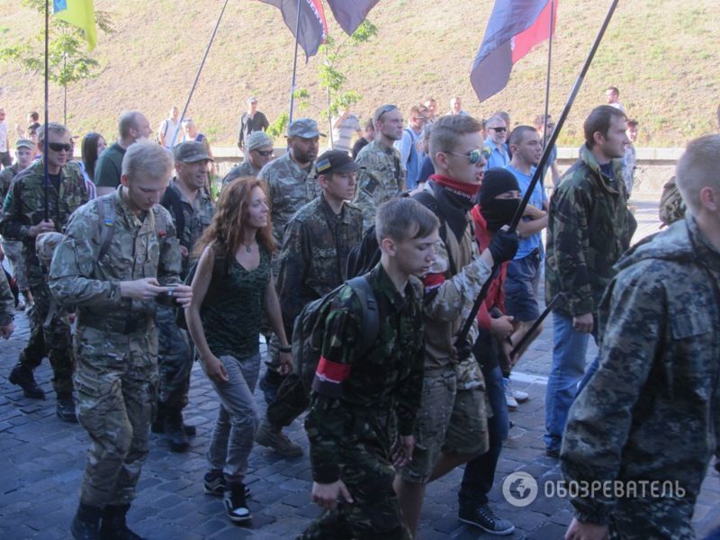 "Правый сектор" и добровольцы АТО прошли по центру Киева: фото и видео