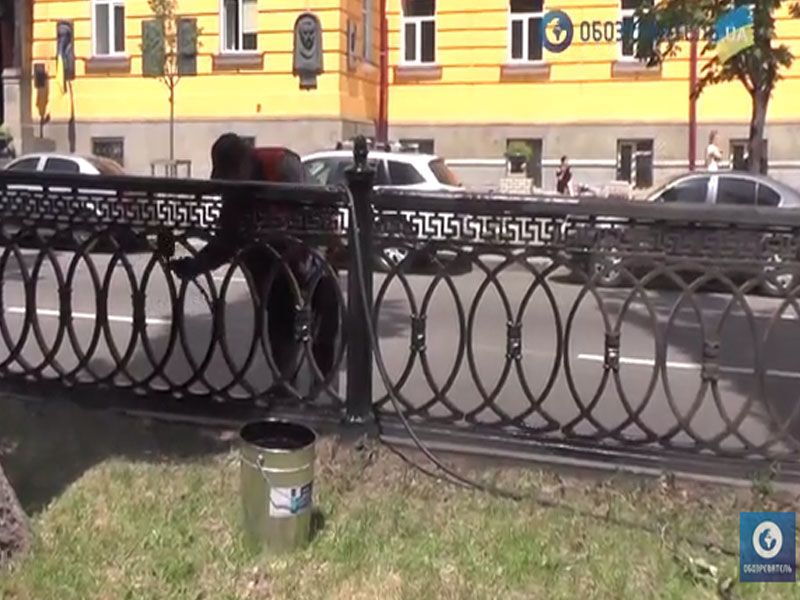 Робочі пояснили, чому перефарбовують жовто-сині паркани в Києві в чорний колір