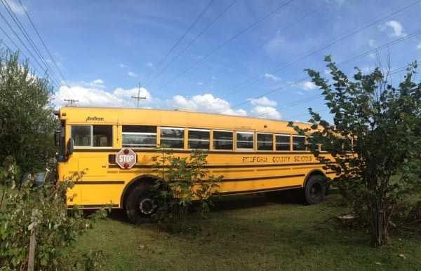 Дві норвежки перетворили звичайний шкільний автобус у приголомшливий будинок на колесах 