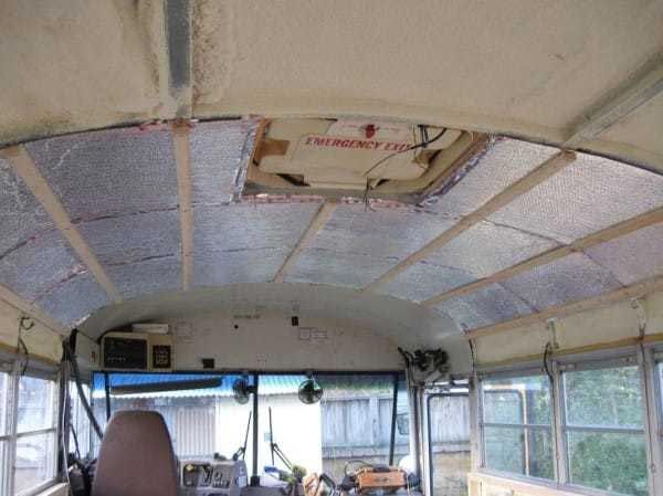 Две норвежки превратили обычный школьный автобус в потрясающий дом на колесах 