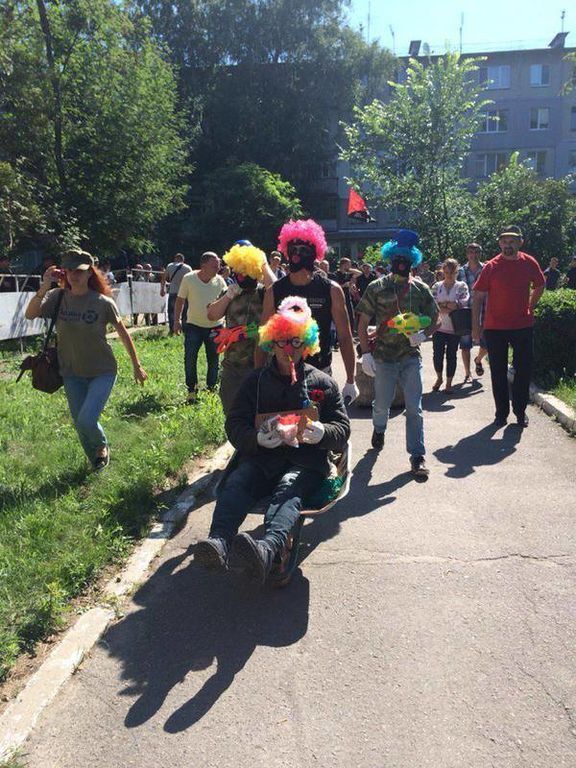 Клоуны, адвокаты и наперстки: суд над Кернесом снова перенесли: фотофакт