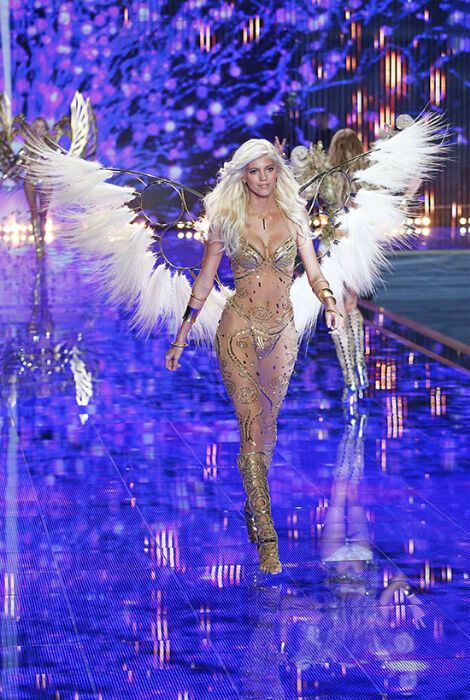 Victoria’s Secret Fashion Show: топ-15 соблазнительных образов с показов