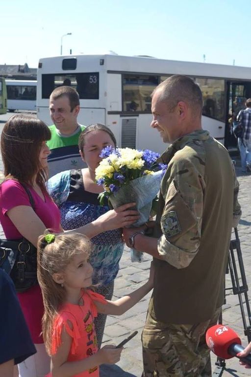 Цветы, улыбки и объятия: как во Львове встречали бойцов АТО – фоторепортаж дня