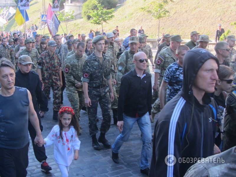 "Правый сектор" и добровольцы АТО прошли по центру Киева: фото и видео