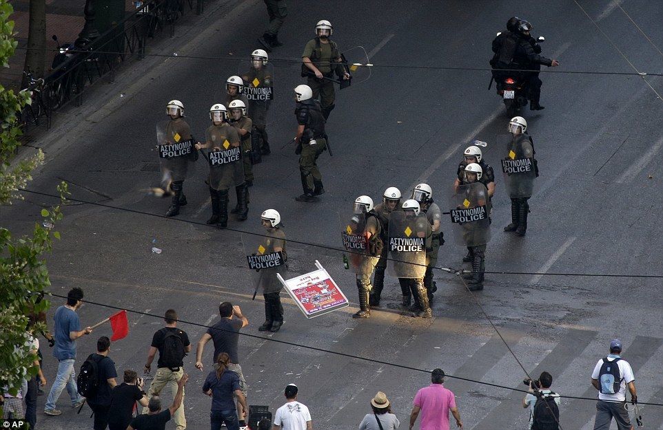 У Греції поліція застосувала силу проти протестувальників. Фото і відеофакт