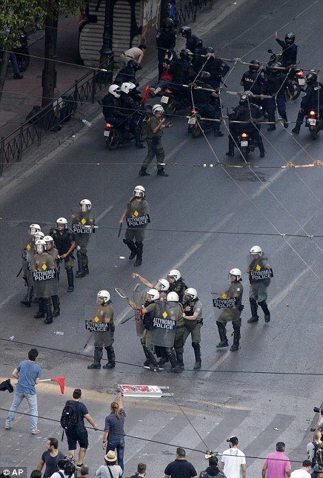 У Греції поліція застосувала силу проти протестувальників. Фото і відеофакт