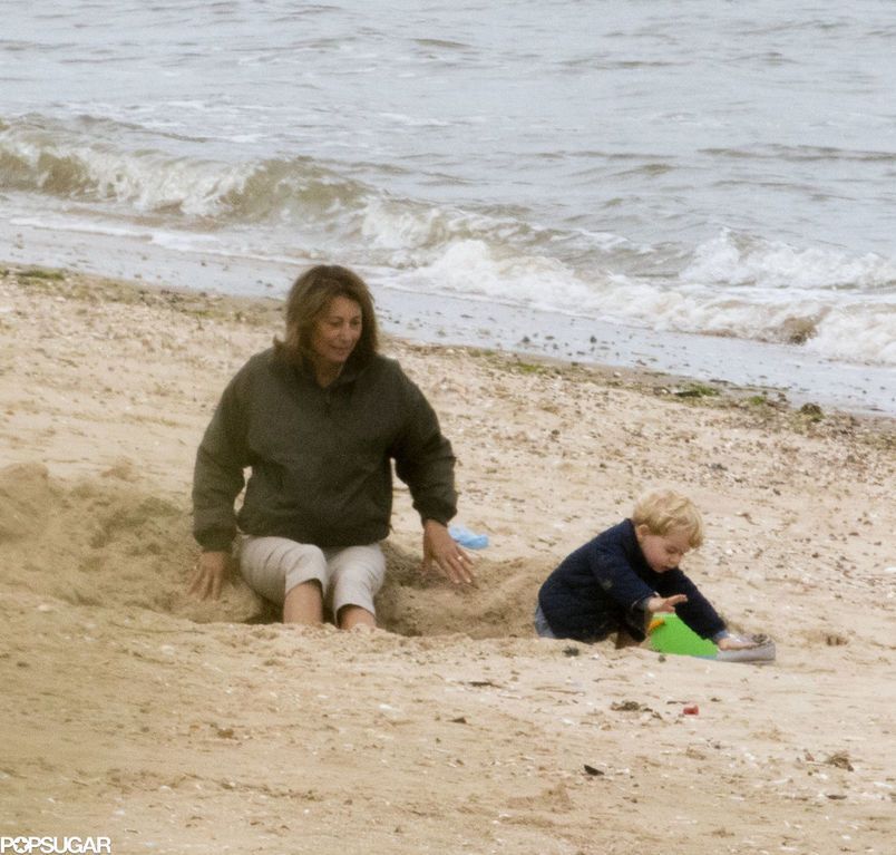 Опубликованы фото с отдыха маленького принца Джорджа с бабушкой