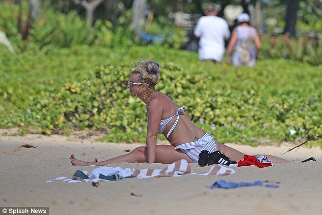 Растолстевшая Бритни Спирс в бикини занималась йогой на пляже