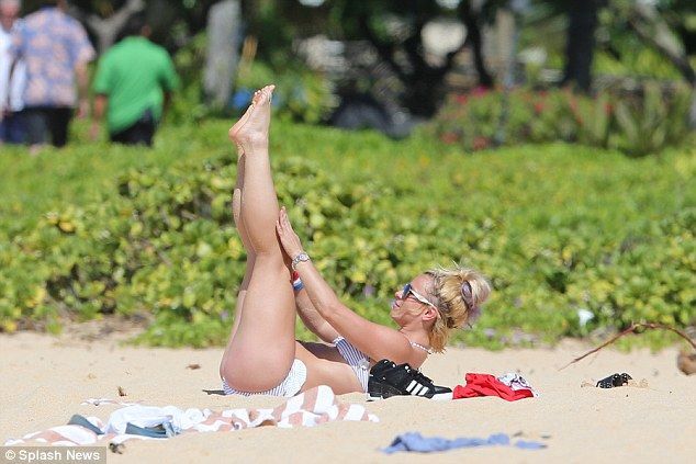 Растолстевшая Бритни Спирс в бикини занималась йогой на пляже