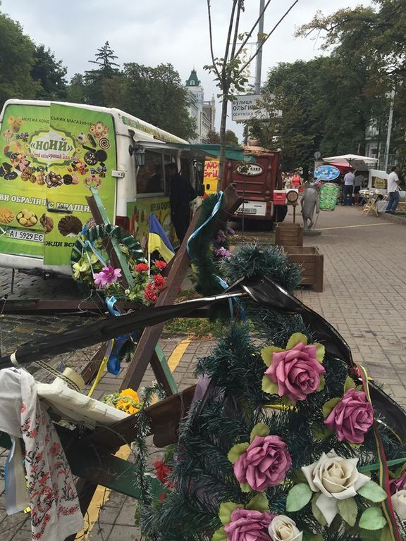 В Киеве на месте гибели Небесной Сотни устроили "базар": фотофакт