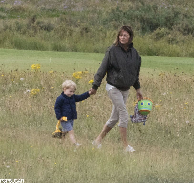 Опубликованы фото с отдыха маленького принца Джорджа с бабушкой