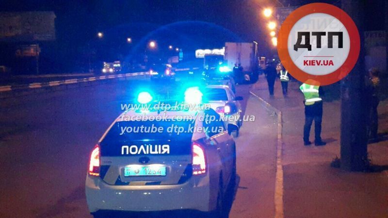 В Киеве Opel залетел под фуру: тяжело травмирована пассажирка
