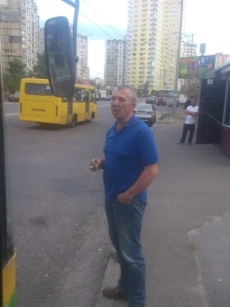 В Киеве засекли курящего в троллейбусе водителя: фотофакт