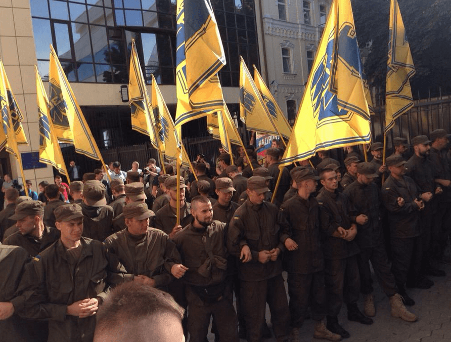"Азов" заблокировал здание Госфискальной службы: фотофакт