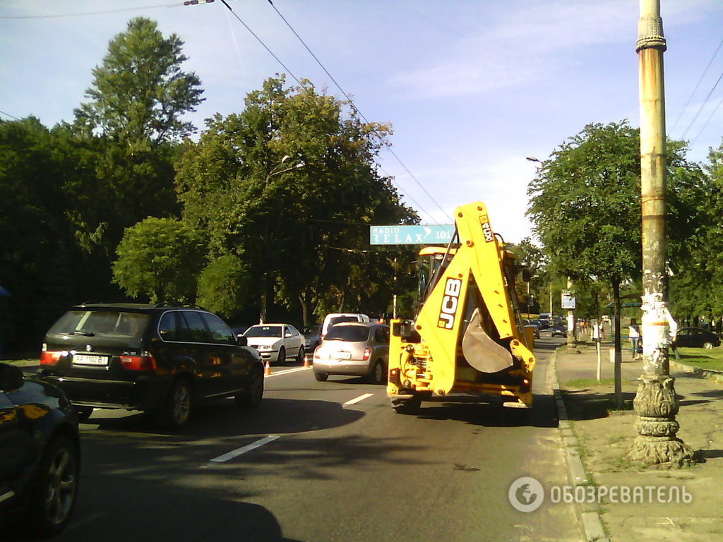 В Киеве столкнулись трактор и легковушка: фотофакт