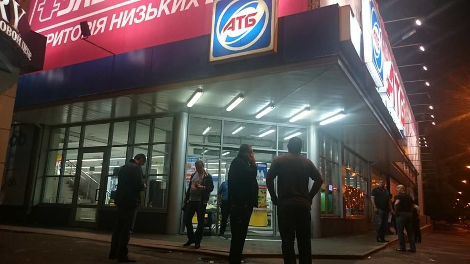 В харьковском супермаркете неизвестный расстрелял мужчину: фотофакт
