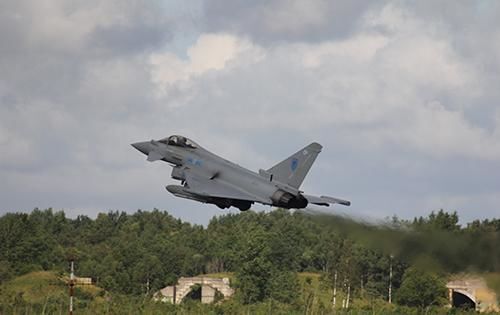 Британия впервые показала фото перехваченных российских истребителей