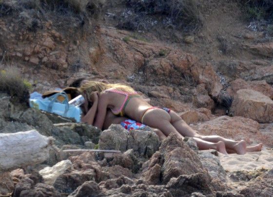 42-летняя Хайди Клум устроила секс-игры на пляже с молодым любовником